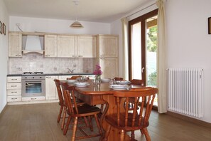 Frigorifero, piano cottura, lavastoviglie, macchina per tè/caffè