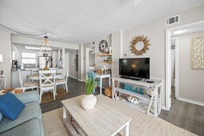 TV, DVD player, books - Sunswept 502 Sunsets & Suntans- Great Rates Book Now! (Orange Beach)