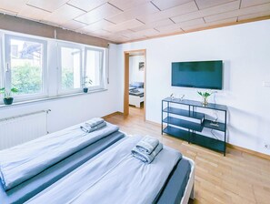 3 chambres, bureau, Wi-Fi gratuit, draps fournis
