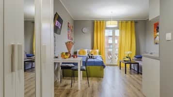 Classic-Apartment, Balkon, Stadtblick | 1 Schlafzimmer, Verdunkelungsvorhänge, Bügeleisen/Bügelbrett, Babybetten