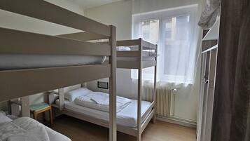 4 chambres, coffres-forts dans les chambres, fer et planche Ă repasser