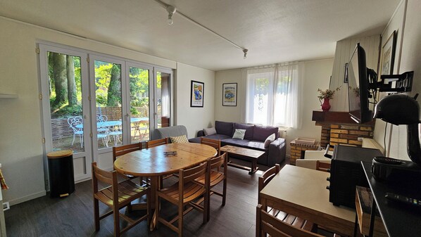 Interior - Le Nid de Houle, gîte at Domaine des Roches, a 10-minute walk from the beach. (Dieppe)