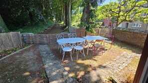 Outdoor dining - Le Nid de Houle, gîte at Domaine des Roches, a 10-minute walk from the beach. (Dieppe)