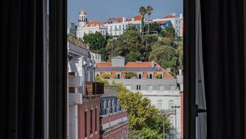 Family Quadruple Room, City View | Living area