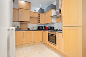 Fridge, microwave, oven, dining tables - Central Urban Retreat in Shoreditch - Old Street (London)