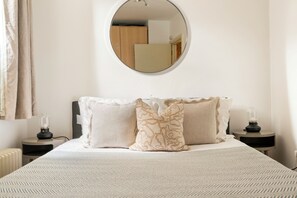 1 chambre, bureau, fer et planche à repasser, draps fournis
