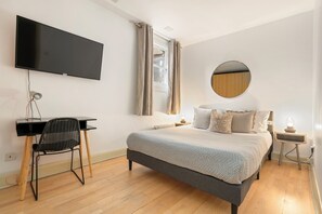 1 quarto, escrivaninha, ferros/tábuas de passar roupa, roupa de cama