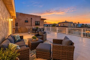 Outdoor dining - 25% Off Oct 22-25 Walk 2 Beach, Rooftop Deck View! (Oxnard)