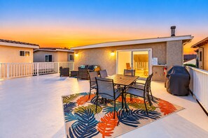 Outdoor dining - 25% Off Oct 22-25 Walk 2 Beach, Rooftop Deck View! (Oxnard)