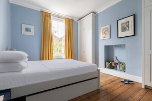 5 bedrooms, iron/ironing board, free WiFi, bed sheets - Englefield Road by onefinestay (London)
