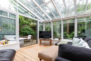 TV, fireplace - Englefield Road by onefinestay (London)