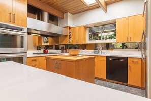 Een koelkast, een microgolfoven, een vaatwasser