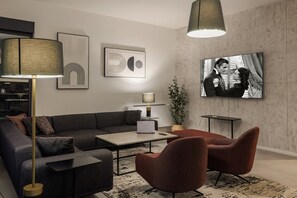 TV, fireplace