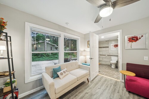 Daffodil House - Large 6 Bedroom Accessible Rental