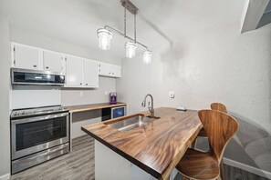 Frigorífico, microondas, horno y placa de cocina