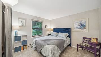 6 bedrooms, desk, iron/ironing board, travel crib