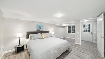 3 habitaciones, escritorio y tabla de planchar con plancha