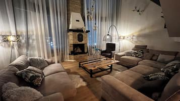 Smart-TV, Kamin, Videospiele, Tischtennisplatte