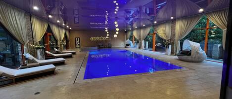 Una piscina cubierta, una piscina climatizada