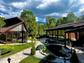 Property grounds - Luxurious Villa Near Dracula's Castle with Indoor Pool, Theater, and More (Bran)