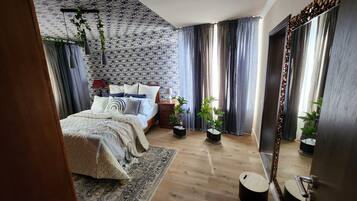 5 Schlafzimmer, Zimmersafe, Schreibtisch, Bügeleisen/Bügelbrett