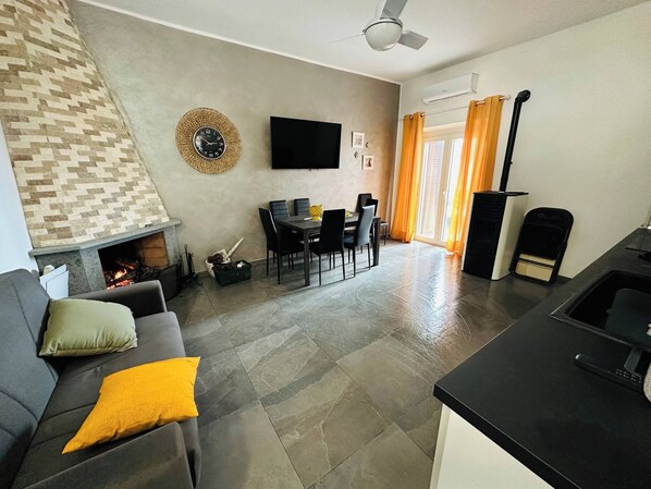 Apartment, 3 Bedrooms, Smoking | Living room