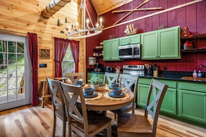 Fridge, microwave, oven, stovetop - Less than one mile to downtown Gatlinburg in the heart of the Smokies~ (Gatlinburg)