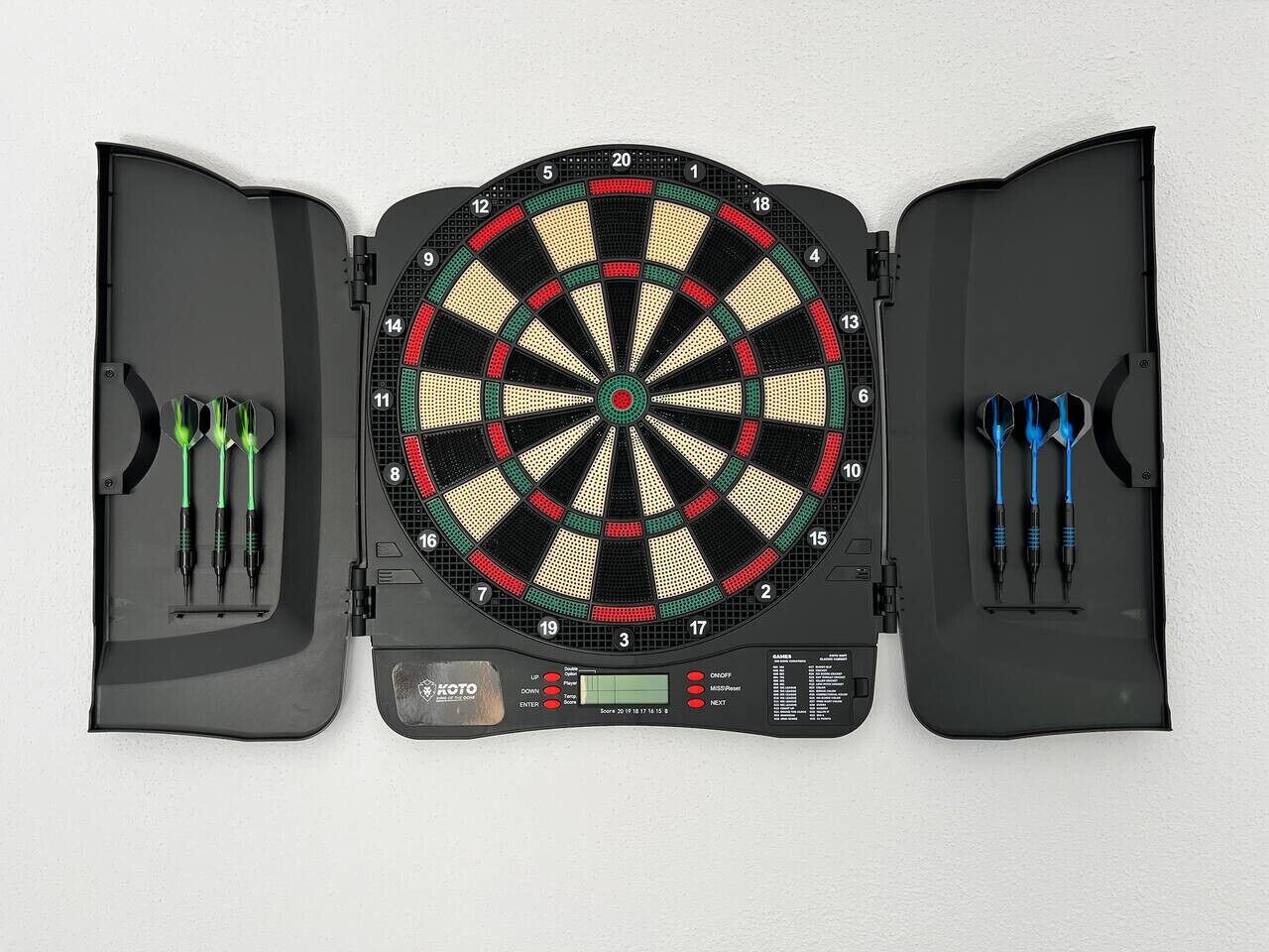 Un jeu de fléchettes comprenant un tableau de fléchettes, trois fléchettes, un tableau d’affichage des scores et un chronomètre numérique.