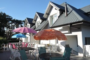 Outdoor dining - Holiday Home in Dziwnówek near Clean Beach (Dziwnówek)