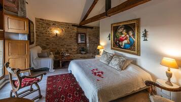 Grand Double Room | Premium bedding, WiFi (free), individually decorated