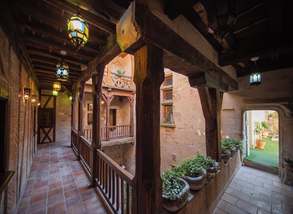 Premium Double Room | Premium bedding, individually decorated, individually furnished - Maison Bakéa (Cordes-sur-Ciel)