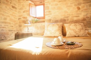 Habitación Deluxe doble | Ropa de cama de alta calidad y decoración individual