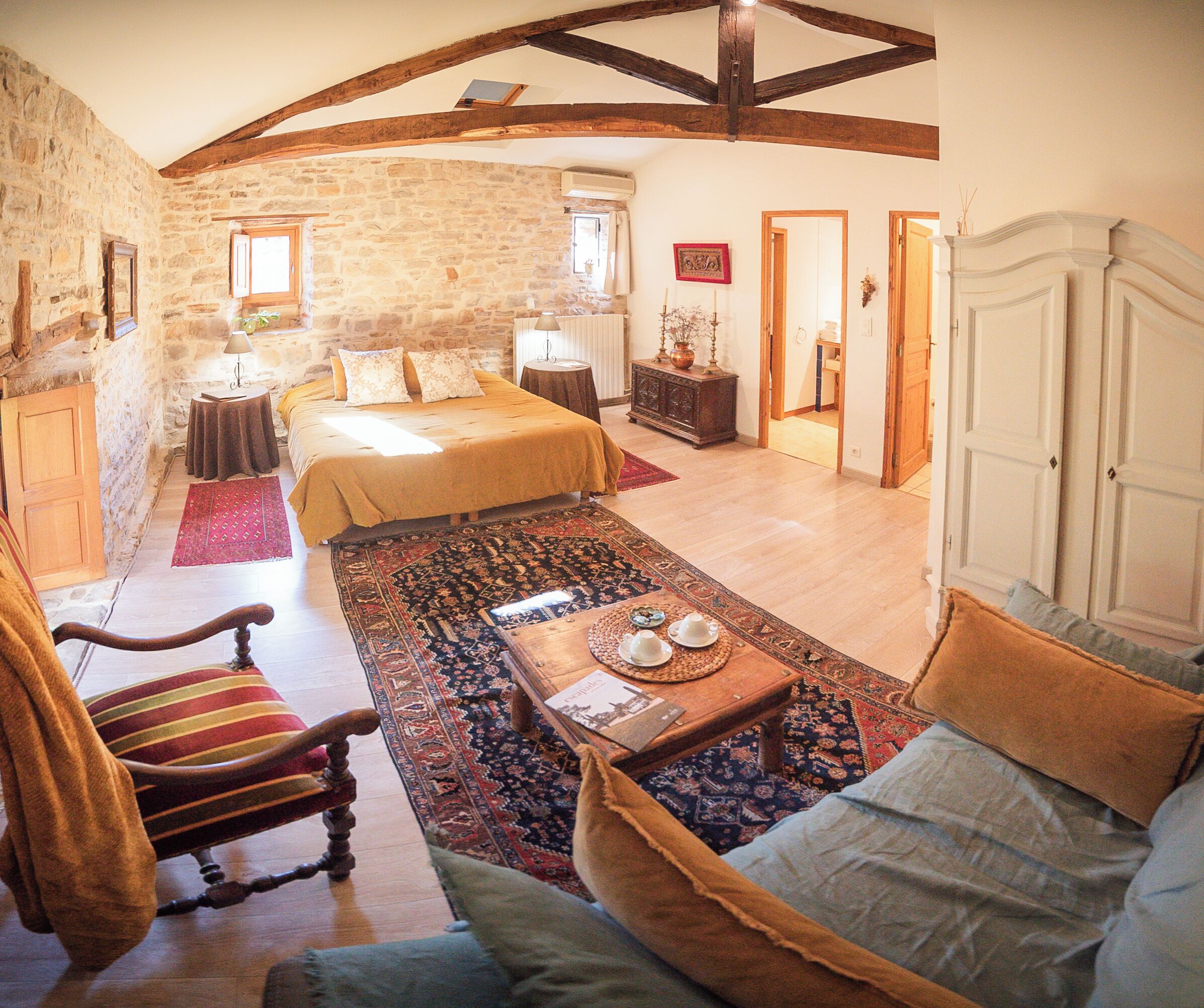 Habitación Deluxe doble | Ropa de cama de alta calidad y decoración individual