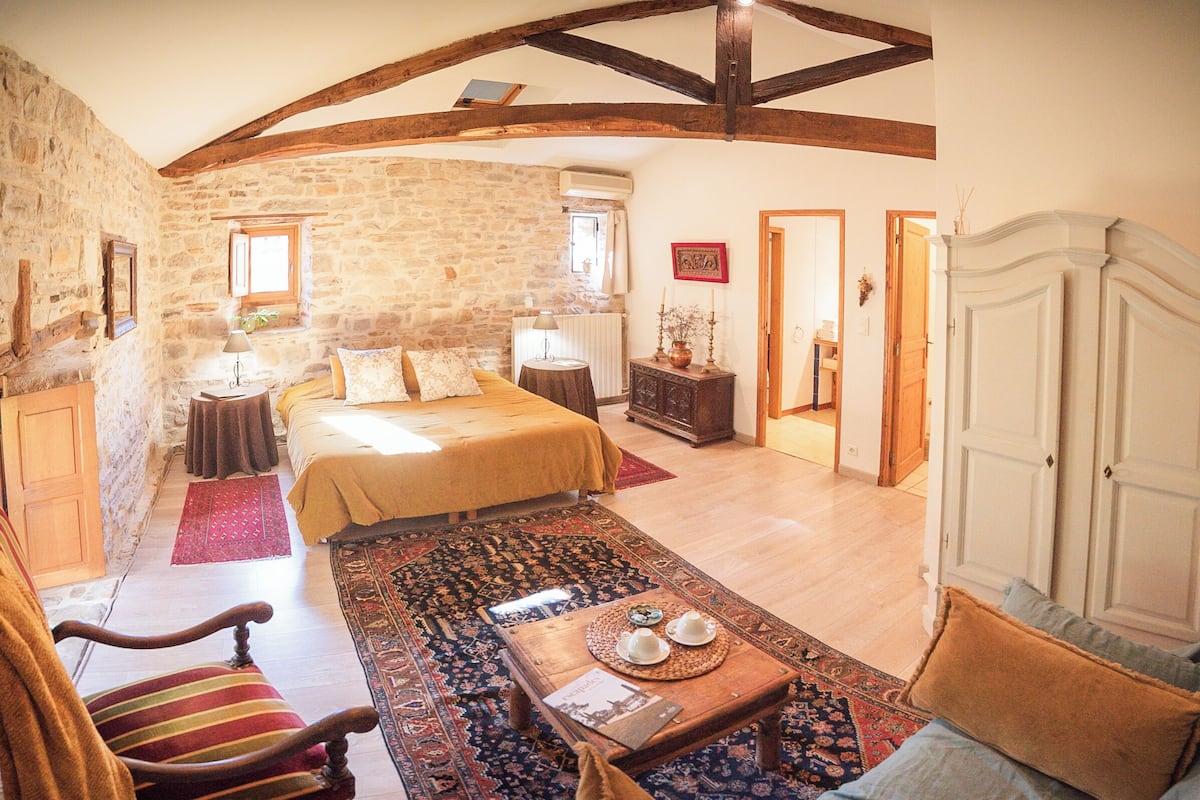 Habitación Deluxe doble | Ropa de cama de alta calidad y decoración individual