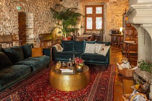 Lobby sitting area - Maison Bakéa (Cordes-sur-Ciel)