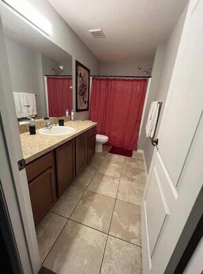 Secador de cabelo, toalhas de banho, sabonete, shampoo