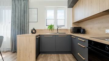 Microwave, dishwasher, cookware/dishes/utensils