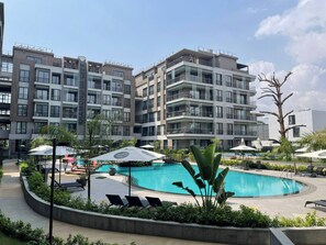 Una piscina al aire libre