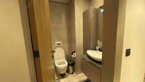 Apartment, 1 Bedroom, Accessible, Private Pool | Bathroom - One-bedroom Apartment (Accra)