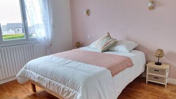 4 slaapkamers, een strijkplank/strijkijzer, reisbedje, gratis wifi