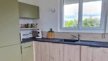 Een koelkast, een microgolfoven, een oven, een kookplaat