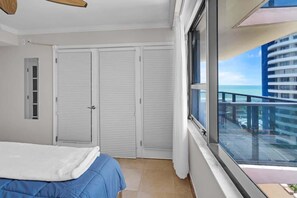 2 bedrooms, desk, iron/ironing board, travel crib - 2 Bedrooms Unit OceanFront Resort The Alexander (Miami)