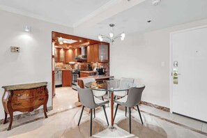Dining - 2 Bedrooms Unit OceanFront Resort The Alexander (Miami)