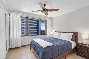 2 habitaciones, escritorio y tabla de planchar con plancha