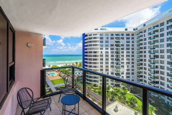 Property grounds - 2 Bedrooms Unit OceanFront Resort The Alexander (Miami)