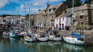 A harbor with several boats docked, stone buildings, and a clear sky. - Beachfront apartment in Rock - Parking - Sea Views (Rock)