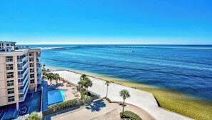A hotel with a pool, beach view, and ocean access. - 3BR Harbor front + Panoramic Views + Pool & Beach Access | East Pass Towers (Destin)