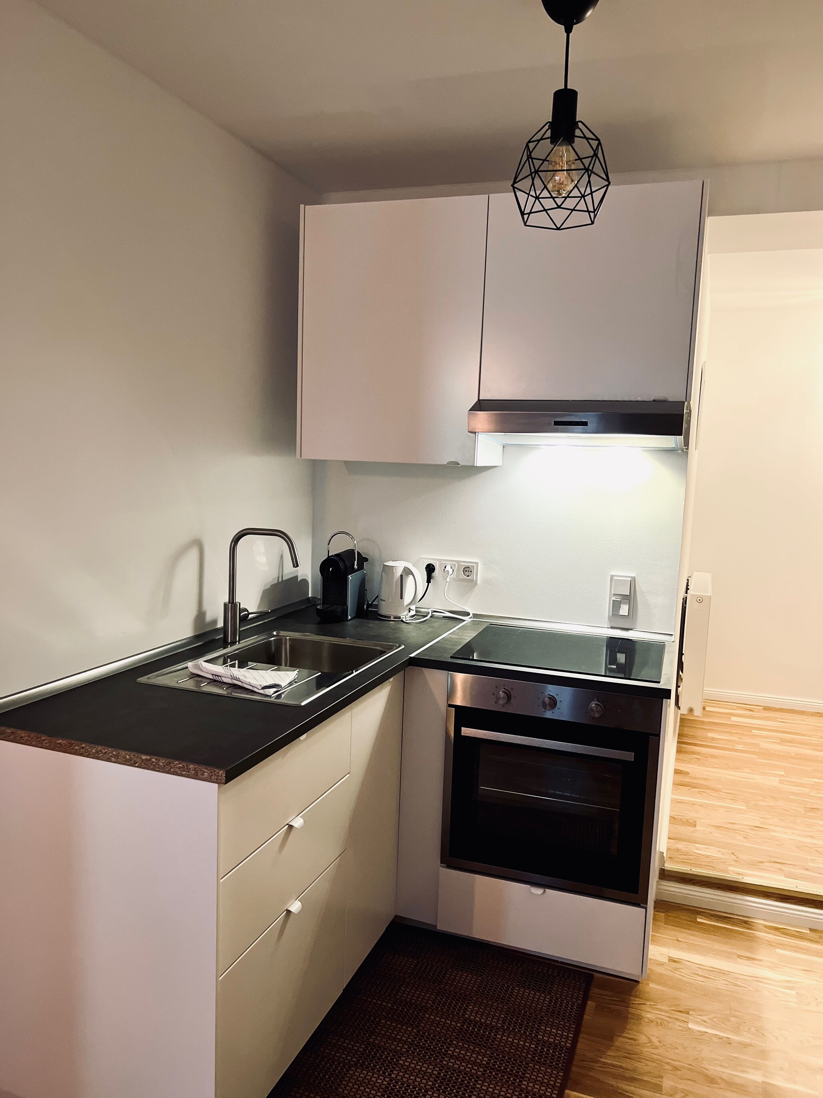 Kühlschrank, Ofen, Herdplatte, Wasserkocher mit Kaffee-/Teezubehör