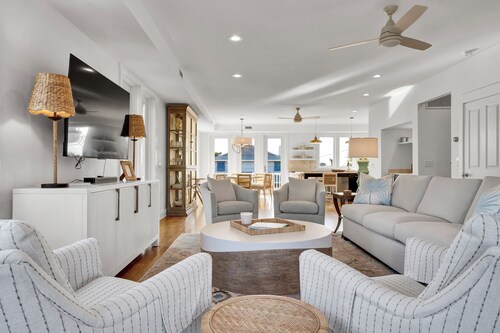 Luxurious Coastal Retreat Close to the Beach with Water Views