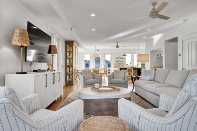 Luxurious Coastal Retreat Close to the Beach with Water Views